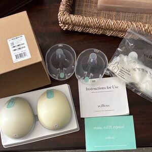 Willow Breast Pump Set with Cream and Clear Accessories